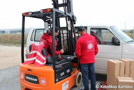 Országszerte élelmiszercsomagokat adományozott a Katolikus Karitász